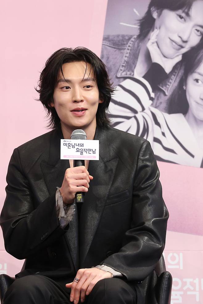 배우 이기택이 26일 서울 구로구 더링크호텔에서 열린 JTBC 드라마 ‘미혼남녀의 효율적 만남’ 제작발표회에서 인사말을 하고 있다. 연합뉴스