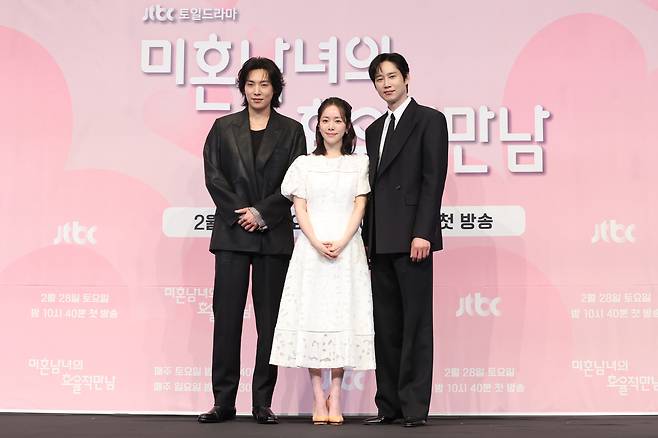 26일 서울 구로구 더링크호텔에서 열린 JTBC 드라마 ‘미혼남녀의 효율적 만남’ 제작발표회에서 배우들이 포즈를 취하고 있다. 연합뉴스