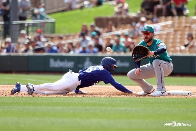 24일 시애틀 매리너스전에서 패트릭 위즈덤(오른쪽)이 지키고 있는 1루서 귀루하고 있는 김혜성(왼쪽). /AFPBBNews=뉴스1