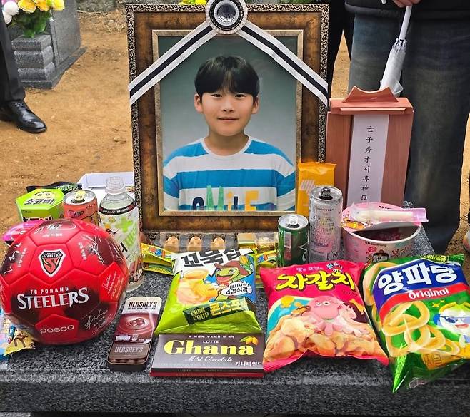 13살의 나이로 안타깝게 하늘의 별이 된 고 오시후 군. 왼쪽에 포항 스틸러스 구단 사인볼이 놓여져 있다. /사진=유가족 SNS 캡처