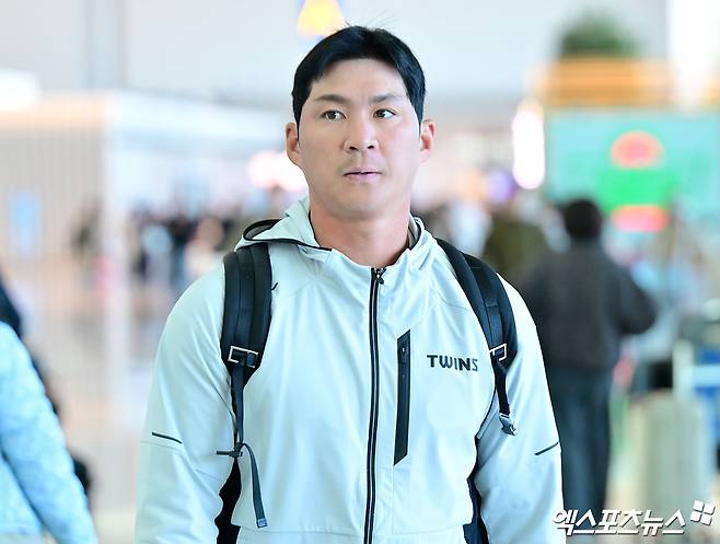 LG트윈스가 2차 스프링캠프를 위해 25일 오전 인천국제공항을 통해 일본 오키나와로 출국했다. 출국장으로 향하는 LG 오지환. 인천공항, 김한준 기자