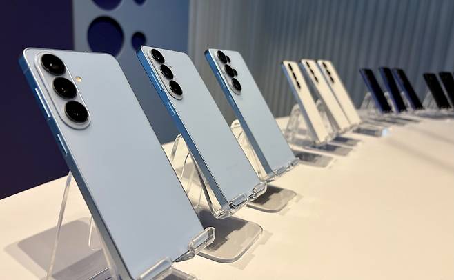 '3세대 AI 스마트폰' 갤럭시S26 시리즈 (샌프란시스코=연합뉴스) 권영전 기자 = 삼성전자가 미국 샌프란시스코에서 25일(현지시간) 공개한 스마트폰 갤럭시S26 시리즈가 제품 발표회장에 전시돼 있다.