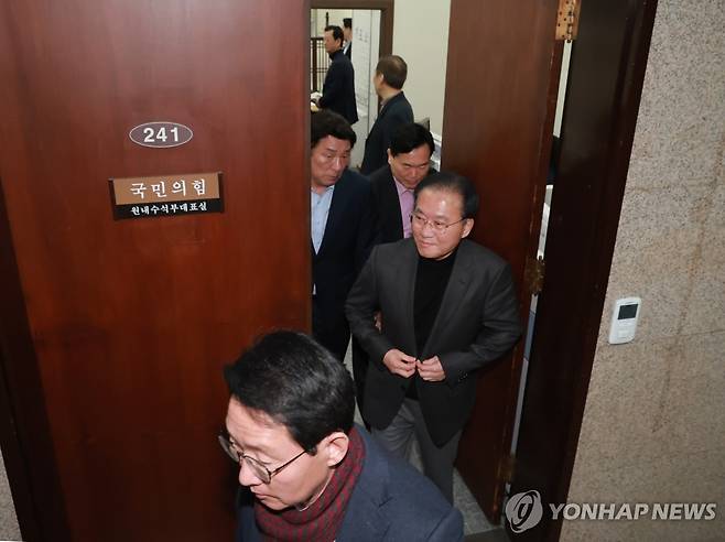 TK 통합 관련 논의한 국민의힘 의원들 (서울=연합뉴스) 신현우 기자 = 국민의힘 대구·경북 의원들이 26일 국회에서 대구·경북 통합 특별법안 논의를 한 뒤 이동하고 있다. 2026.2.26 nowwego@yna.co.kr