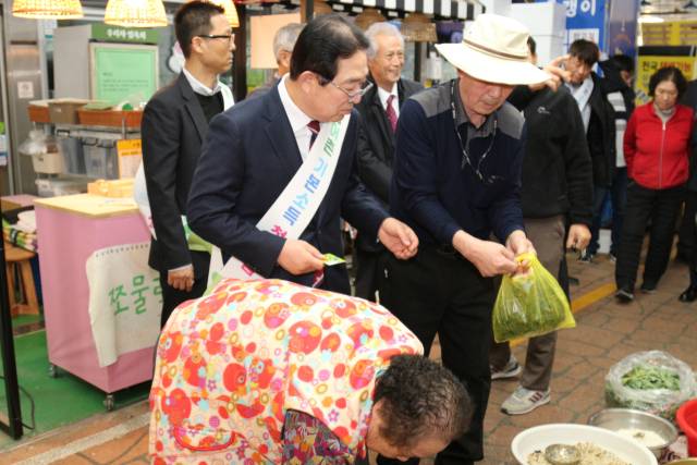 황규철 옥천군수는 27일 장바구니를 들고 옥천공설시장을 돌며 직접 구매하고 있다. 사진 박병훈 기자