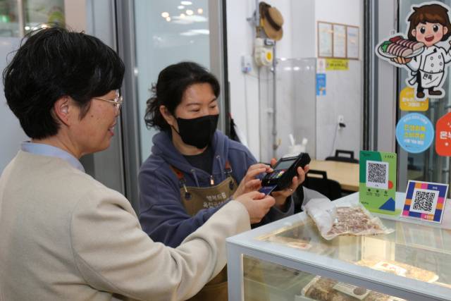 옥천공설시장에서 족발집를 운영하는 최영주(47) 씨는 분주한 손길로 썰어낸 족발을 포장하며 "첫날부터 시장이 이렇게 시끌시끌하니 힘이 난다. 확실히 경제가 도는 느낌이 있다"며 "요즘 같은 때엔 손님 발길이 제일 반갑다"고 말했다.사진 박병훈 기자