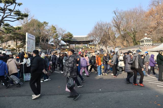 달성공원 정문 앞 거리에는 일요일 이른 아침부터 장터가 펼쳐진다.
