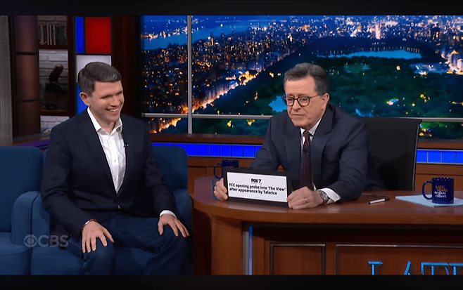 더레이트쇼 진행자 스티븐 콜베어가 2월 초 ABC 토크쇼 '더뷰'에 탈라리코가 출연했다는 이유로 FCC 조사를 받을 상황이라는 뉴스 헤드라인을 보이고 있다. CBS는 FCC 눈치를 보다 탈라리코 출연분을 결방했다. 레이트쇼 유튜브 갈무리