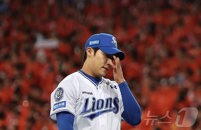 22일 오후 대구 삼성라이온즈파크에서 열린 프로야구 2025 신한 SOL뱅크 KBO 플레이오프 4차전 한화 이글스와 삼성 라이온즈의 경기, 5회초 스리런 홈런으로 3실점 허용한 삼성 선발 원태인이 아쉬운 표정을 지으며 더그아웃으로 향하고 있다. 2025.10.22 ⓒ 뉴스1 김진환 기자