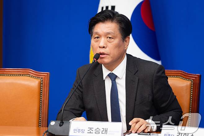 조승래 더불어민주당 중앙당 공천관리부위원장(사무총장)이 27일 서울 여의도 국회에서 김이수 공천관리위원장의 1차 공천 심사 결과발표 이후 취재진 질문에 답하고 있다. 더불어민주당 중앙당 공천관리위원회는 이날 6.3 지방선거 1호 공천으로 강원특별자치도지사 후보에 우상호 전 청와대 정무수석을 단수공천한다고 밝혔다. 2026.2.27 ⓒ 뉴스1 유승관 기자