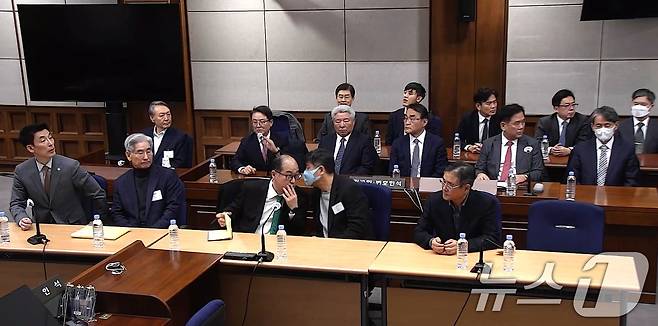 윤석열 전 대통령이 19일 오후 서울 서초구 서울중앙지방법원에서 열린 12·3 비상계엄 관련 내란 우두머리 혐의 사건 1심 선고공판에 출석하고 있다. (서울중앙지법 제공. 재판매 및 DB 금지) 2026.2.19 ⓒ 뉴스1