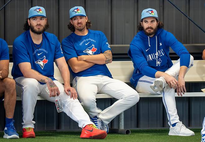 From left, Toronto Blue Jays pitchers, Cody Ponce, Kevin Gausman and Dylan Cease watch bullpen sessions at Spring Training in Dunedin, Fla. on Wednesday Feb. 11, 2026. (Frank Gunn /The Canadian Press via AP) MANDATORY CREDIT
<저작권자(c) 연합뉴스, 무단 전재-재배포, AI 학습 및 활용 금지>