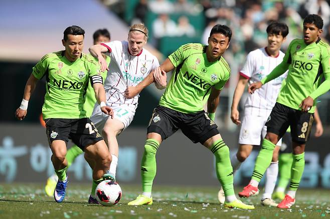 전주월드컵경기장/ 쿠팡플레이 K리그 슈퍼컵 2026/ 전북현대모터스 vs 대전하나시티즌/ 대전 루빅손, 전북 김태환, 박지수/ 경합/ photo by Seoyeong Ha