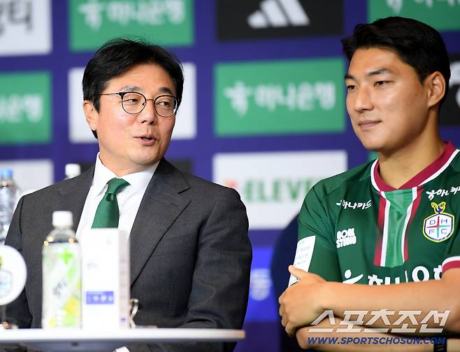 하나은행 K리그1 2026 개막 미디어데이가 25일 오전 서울 홍은동 스위스그랜드호텔 컨벤션센터에서 열렸다. 대전 황선홍 감독이 주민규와 대화하고 있다. 정재근 기자 cjg@sportschosun.com/2026.2.25/