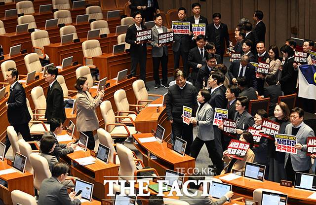 피켓 시위를 촬영하는 이해민 조국혁신당 의원에게 다가가는 서명옥 국민의힘 의원.