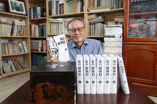 지난 1월 7일 경북 칠곡군 약목면 자택에서 인터뷰를 가진 '정사 삼국지' 완역자 김영문 박사. '배송지 주'까지 한국어로 완역한 최초의 책이다. /김동환 기자