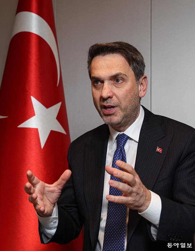 알파르슬란 바이락타르 튀르키예 에너지천연자원부 장관은 25일 오후 서울 중구 더플라자호텔에서 가진 동아일보와의 인터뷰에서 “원전은 양국 에너지 협력의 물꼬를 틀 것”이라고 했다. 이한결 기자 always@donga.com