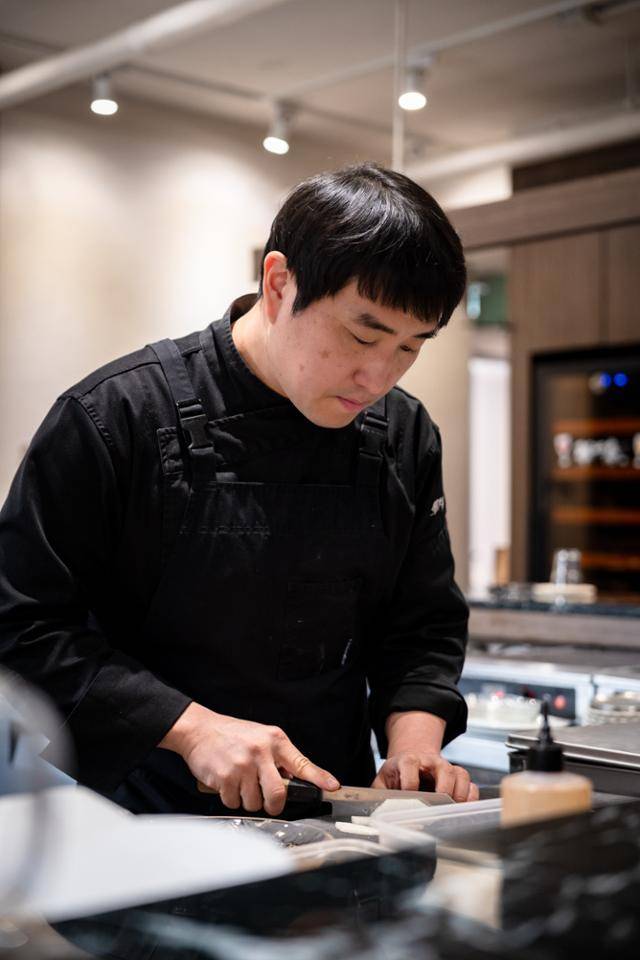 서울 마포구 요수정의 신창현 셰프가 매장 주방에서 칼질을 하고 있다. 장준우 제공