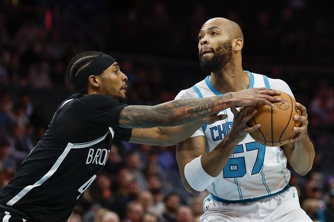 <yonhap photo-4457=""> Charlotte Hornets forward Taj Gibson (67) drives to the basket against Brooklyn Nets guard Keon Johnson during the first half of an NBA basketball game in Charlotte, N.C., Wednesday, Jan. 29, 2025. (AP Photo/Nell Redmond)/2025-01-30 10:03:18/ <저작권자 ⓒ 1980~2025 ㈜연합뉴스. 무단 전재 재배포 금지, AI 학습 및 활용 금지></yonhap>