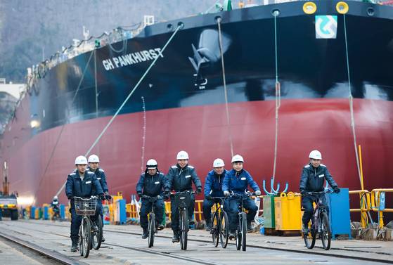 전남 영암군 삼호읍 HD현대삼호 조선소에 이주노동자들이 출근하고 있다. 장정필 객원기자