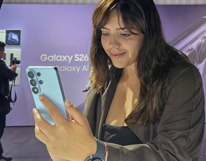 한 관람객이 25일(현지시간) 미국 샌프란시스코에서 개최된 상반기 '갤럭시 언팩 2026'의 체험존에서 신제품을 체험하고 있다. /사진=삼성전자