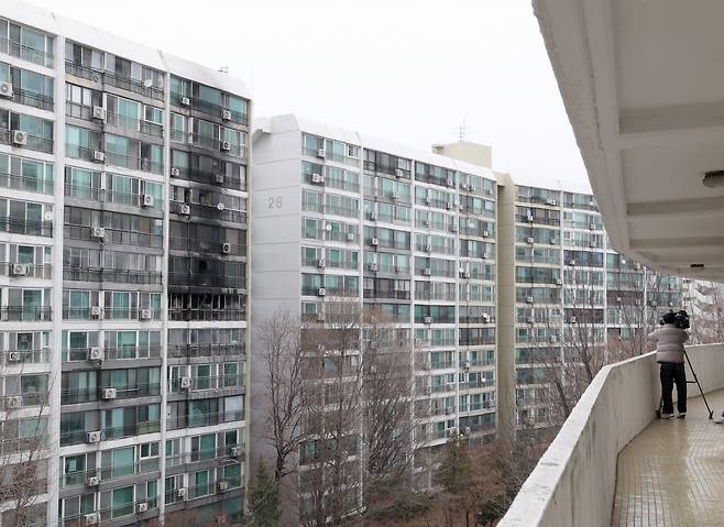 24일 서울 강남구 은마아파트에서 발생한 화재로 외벽이 그을려 있다./사진=문경덕 기자