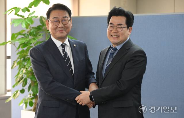 26일 김교흥 의원(왼쪽)과 박찬대 의원이 단일화에 합의하고 기념사진 촬영하고 있다. 조병석기자