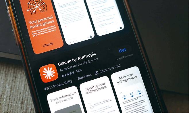 앤트로픽의 클로드 등 AI 에이전트 등장 이후 소프트웨어(SW) 산업을 향한 의구심이 커지고 있다. (AFP=연합뉴스)