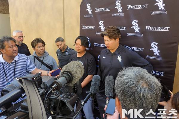화이트삭스의 무라카미 무네타카가 27일(한국시간) 인터뷰를 갖고 있다. 사진(美 글렌데일)= 김재호 특파원