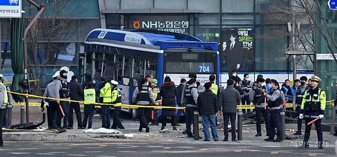 지난달 16일 오후 서울 서대문역 사거리에서 시내버스가 인도로 돌진하는 사고가 발생한 가운데 경찰들이 현장을 수습하고 있다. 임세준 기자