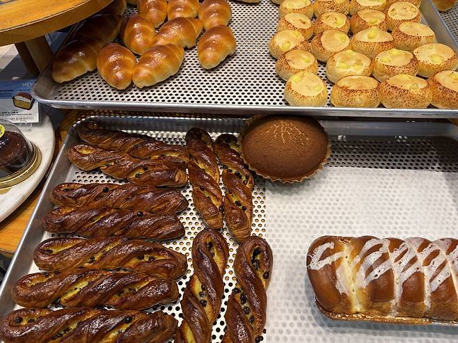 27일 오전 서울 용산구의 한 파리바게뜨 매장에서 직원들이 빵을 진열하고 있다. 김현주 기자