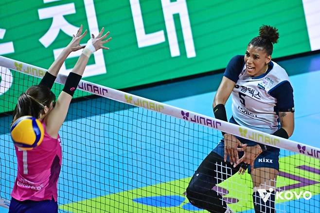 지젤 실바가 26일 인천 삼산월드체육관에서 열린 2025~26 V리그 여자부 GS칼텍스와 흥국생명의 경기에서 강력한 스파이크를 날리고 있다. 2026.2.26 KOVO 제공