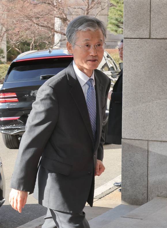 조희대 대법원장이 2월25일 서울 서초구 대법원으로 출근하고 있다. 있다. ⓒ시사저널 박정훈