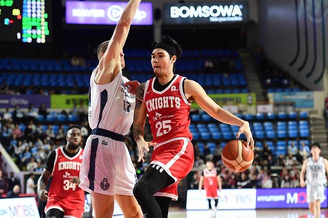 SK 알빈 톨렌티노(오른쪽)는 ‘2025~2026 LG전자 프로농구’ 정규리그 5라운드서 공격 비중을 높이며 팀의 새로운 득점원으로 떠오르고 있다. 사진제공|KBL