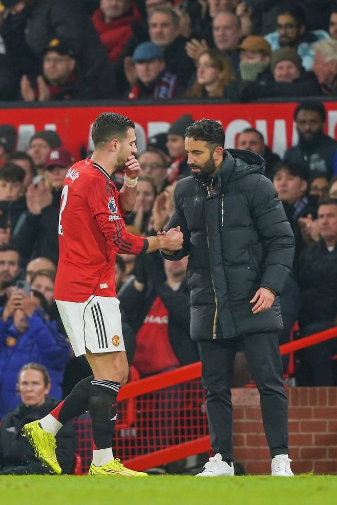 글로벌 스포츠 매체 디애슬레틱은 27일(한국시간) “맨유는 후벵 아모림 감독과 코칭스태프에게 최대 1590만 파운드(약 308억 원)를 지불해야 한다”고 밝혔다. 맨체스터|AP뉴시스