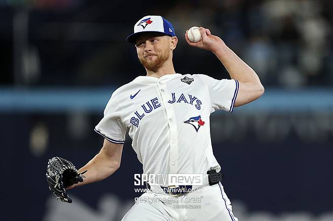 ▲ 라우어는 지난해 선발과 불펜을 오가며 시즌 28경기에서 104⅔이닝을 던지며 9승2패 평균자책점 3.18로 호투했다. 그러나 팀의 선발 투수 영입에 올해는 선발로 뛰기 힘들 전망이다