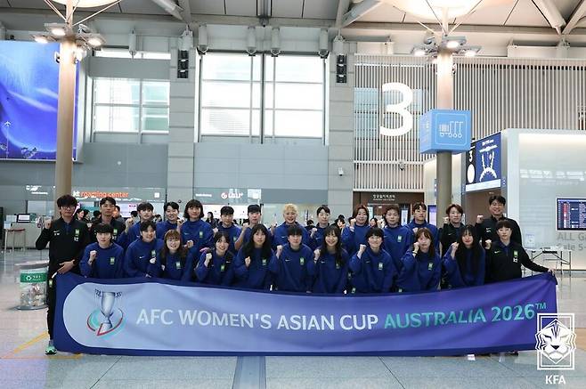 ▲ 신상우호가 19일 오후 2026 아시아축구연맹 여자 아시안컵 본선이 열리는 호주로 출국하기 전 인천국제공항에서 포즈를 취하고 있다. ⓒ대한축구협회