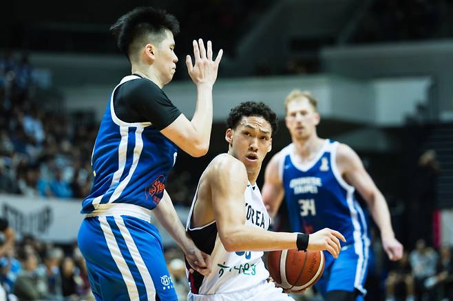 남자 성인 국가대표팀 데뷔전에 나선 에디 다니엘(오른쪽). /사진=FIBA 공식 홈페이지