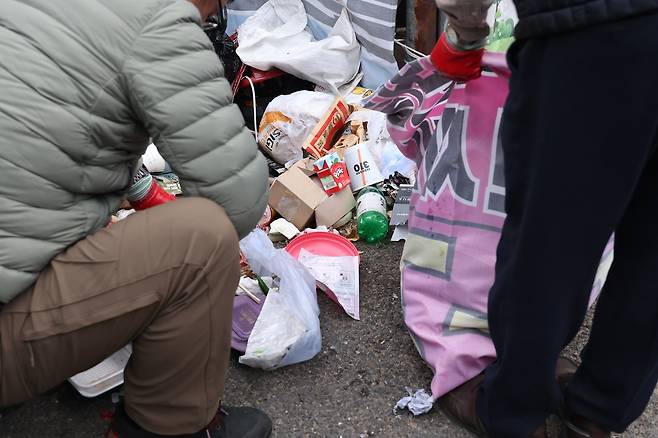 불법 투기 쓰레기 정리하는 단속 요원 (대구=연합뉴스) 박세진 기자 = 26일 대구 동구 동촌동 한 빌라 밀집 골목에서 동구청 단속요원이 불법 투기된 쓰레기를 정리하고 있다. 2026.2.26 psjpsj@yna.co.kr