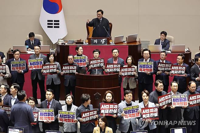국민의힘에 시위 중단 요청하는 우원식 의장 (서울=연합뉴스) 황광모 기자 = 27일 국회에서 열린 2월 임시국회 8차 본회의에서 전날 상정된 헌법재판소법 일부개정법률안(재판소원제)에 대한 무제한 토론(필리버스터) 종결을 위한 투표가 시작되자 국민의힘 의원들이 손팻말과 피켓을 들고 시위를 펼치는 가운데 우원식 국회의장이 시위 중단을 요청하고 있다. 2026.2.27 hkmpooh@yna.co.kr