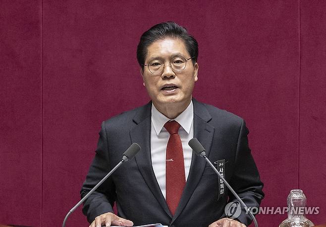 '대법관 증원' 법원 조직법 반대 무제한 토론하는 송석준 의원 (서울=연합뉴스) 황광모 기자 = 국민의힘 송석준 의원이 27일 국회에서 열린 2월 임시국회 8차 본회의에서 '대법관 증원'을 핵심으로 하는 법원 조직법이 상정된 뒤 이를 반대하는 무제한 토론(필리버스터)를 시작하고 있다. 2026.2.27 hkmpooh@yna.co.kr