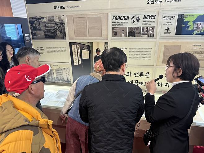 옛전남도청복원추진단 해설사가 28일 광주광역시 동구 옛전남도청에서 방문객들에게 설명을 하고 있다. 김석희 기자