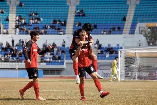 김해FC 이래준이 28일 김해종합운동장에서 열린 안산과 경기에서 선취골을 넣고 기뻐하고 있다. /프로축구연맹