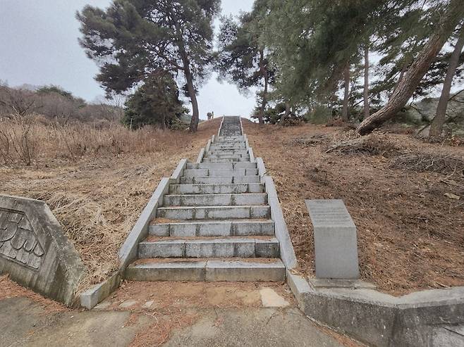 예천군 보문면 수계리에 있는 의병장 장윤덕 선생 묘소로 향하는 계단. 장석원기자
