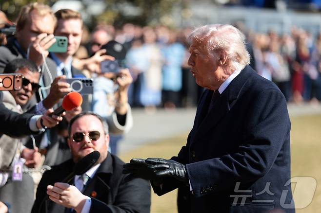 도널드 트럼프 미국 대통령이 27일(현지시간) 워싱턴DC 백악관에서 텍사스로 향하기 앞서 기자들의 질문에 답하고 있다. 2026.02.27. ⓒ 로이터=뉴스1