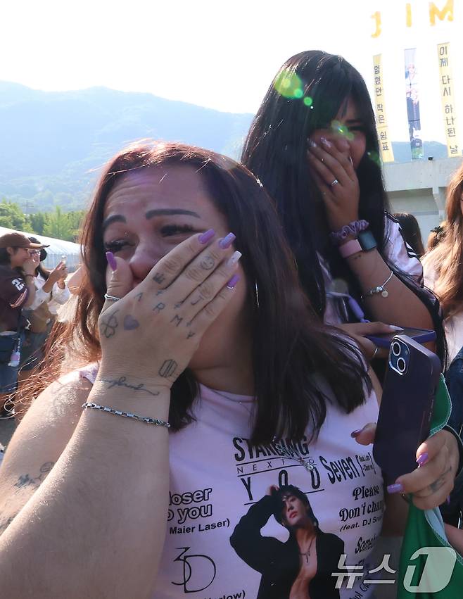 방탄소년단(BTS)의 지민과 정국을 본 브라질 아미(방탄소년단 팬덤명)들이 감격에 겨워 눈물을 흘리며 기쁨을 표현하고 있다. 2025.6.11 ⓒ 뉴스1 권현진 기자