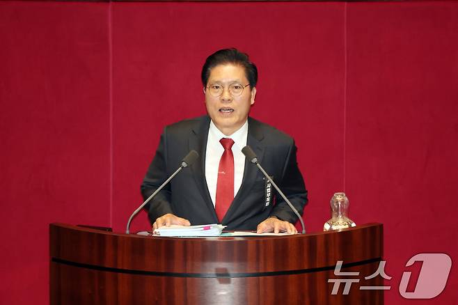 27일 서울 여의도 국회에서 열린 제432회 국회(임시회) 제8차 본회의에서 송석준 국민의힘 의원이 대법관 증원을 골자로 하는 법원조직법 일부개정법률안(대안)에 대한 무제한토론(필리버스터)을 하고 있다. 2026.2.27 ⓒ 뉴스1 이승배 기자