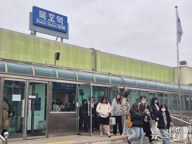 토요일이자 2월의 마지막 날인 28일 강원 동해시 KTX묵호역에 내린 서울발 열차 탑승객들이 대합실을 빠져나오고 있다.2026.2.28/뉴스1 윤왕근 기자