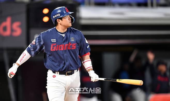 롯데 유강남이 14일 수원KT이즈파크에서 열린 2024 KBO리그 KT전에서 5회초 엄상백을 상대로 좌월 1점홈런을 터트린 후 홈인하고 있다. 사진 | 스포츠서울DB