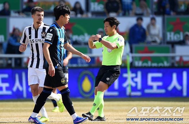 K리그1 인천 유나이티드와 FC서울의 경기가 28일 인천축구전용구장에서 열렸다. 경기 초반 이동준 주심 부상으로 대기심 송민석 심판이 경기를 이끌고 있다. 상암=박재만 기자pjm@sportschosun.com/2026.02.28/
