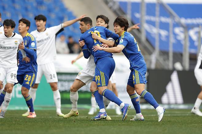 울산문수축구경기장/ K리그1/ 울산HDFC vs 강원FC/ 울산 야고, 조현택, 강원 모재현/ 경합/ photo by Jeongsoo Kim